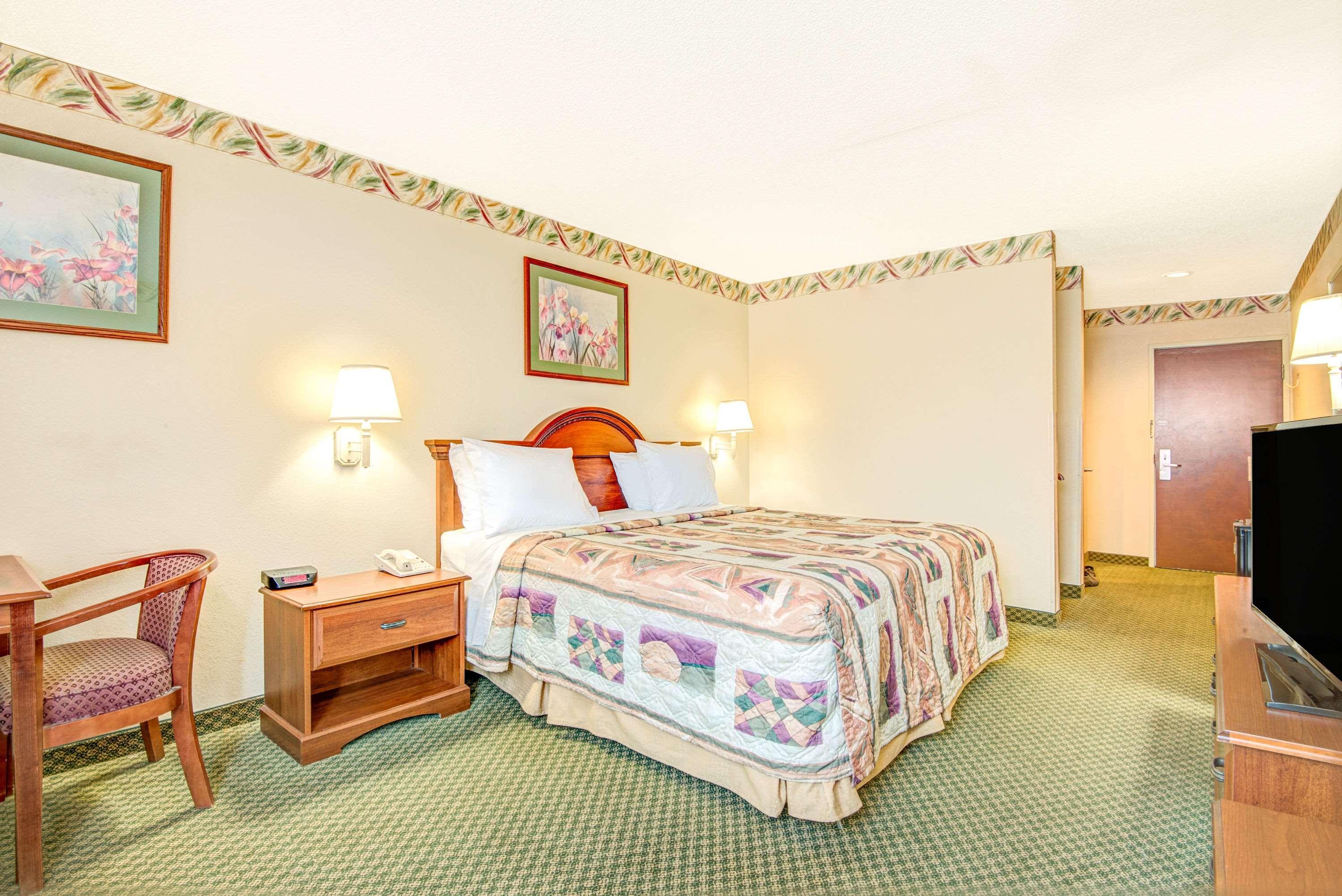 Days Inn By Wyndham Louisburg Eksteriør billede