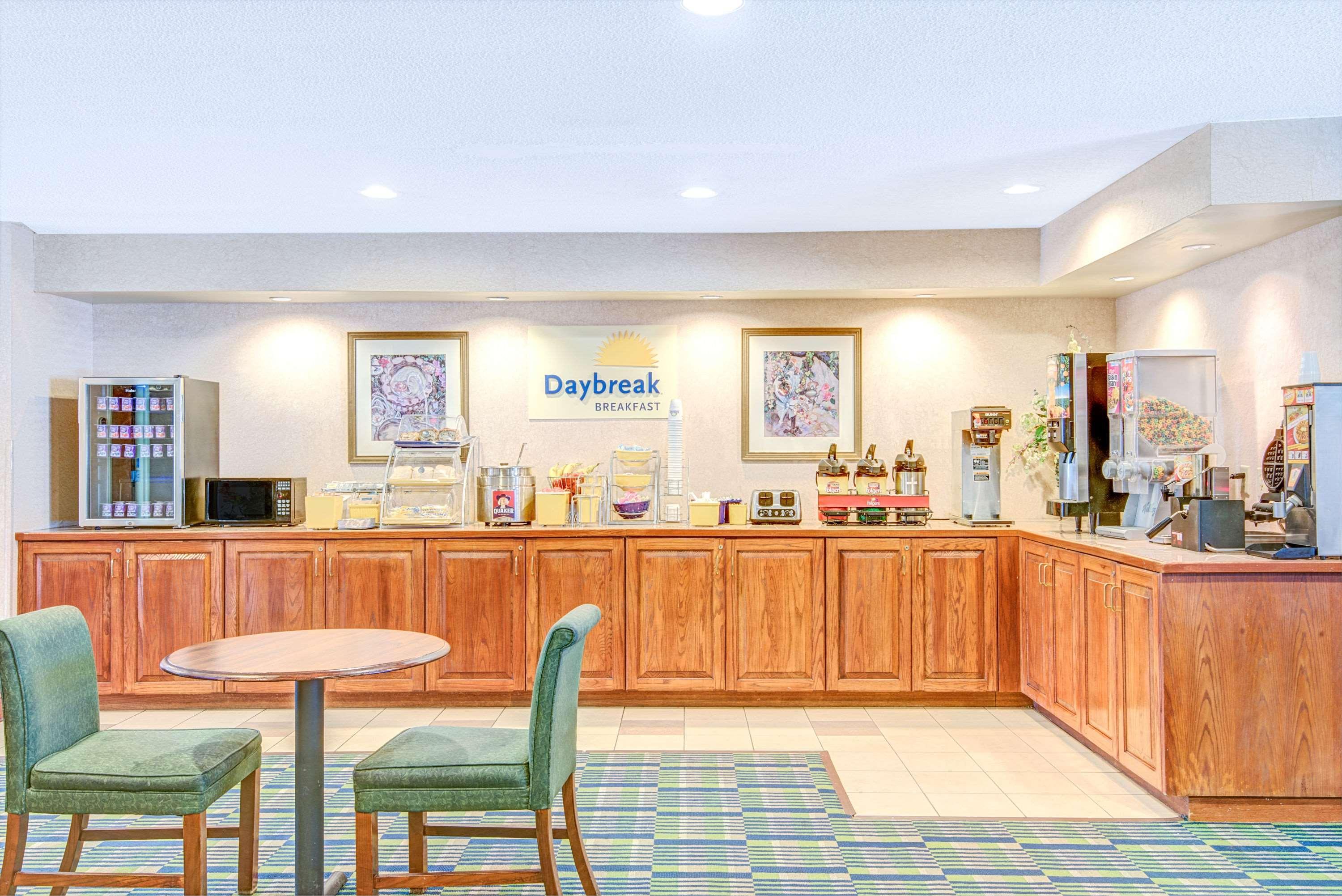 Days Inn By Wyndham Louisburg Eksteriør billede